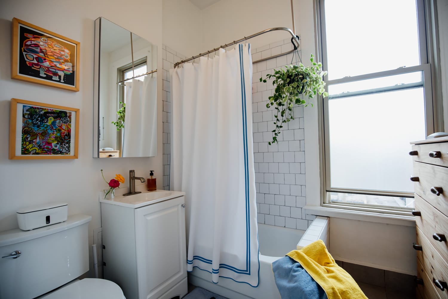The Best Small Bathroom Paint Ideas, According to Designers | Apartment Therapy